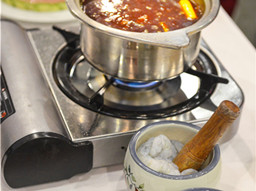 四川火锅店如何打造爆款菜品？让生意起死回生